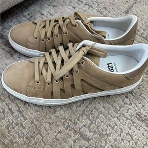 PS 821 women’s sneakers like new